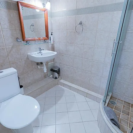 Grand, Self Check-in, Free Private Parking 招待所